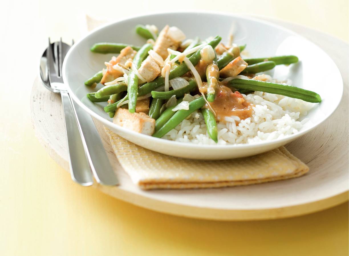 Sajoer van boontjes, taugé en tofu