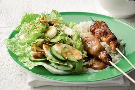 Kipsaté met koolsalade