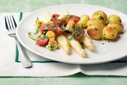 Witte asperges met tomaten en eieren