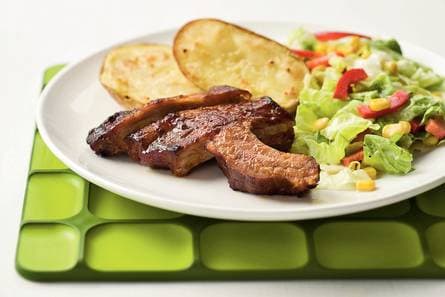 Spareribs met kleurige sla