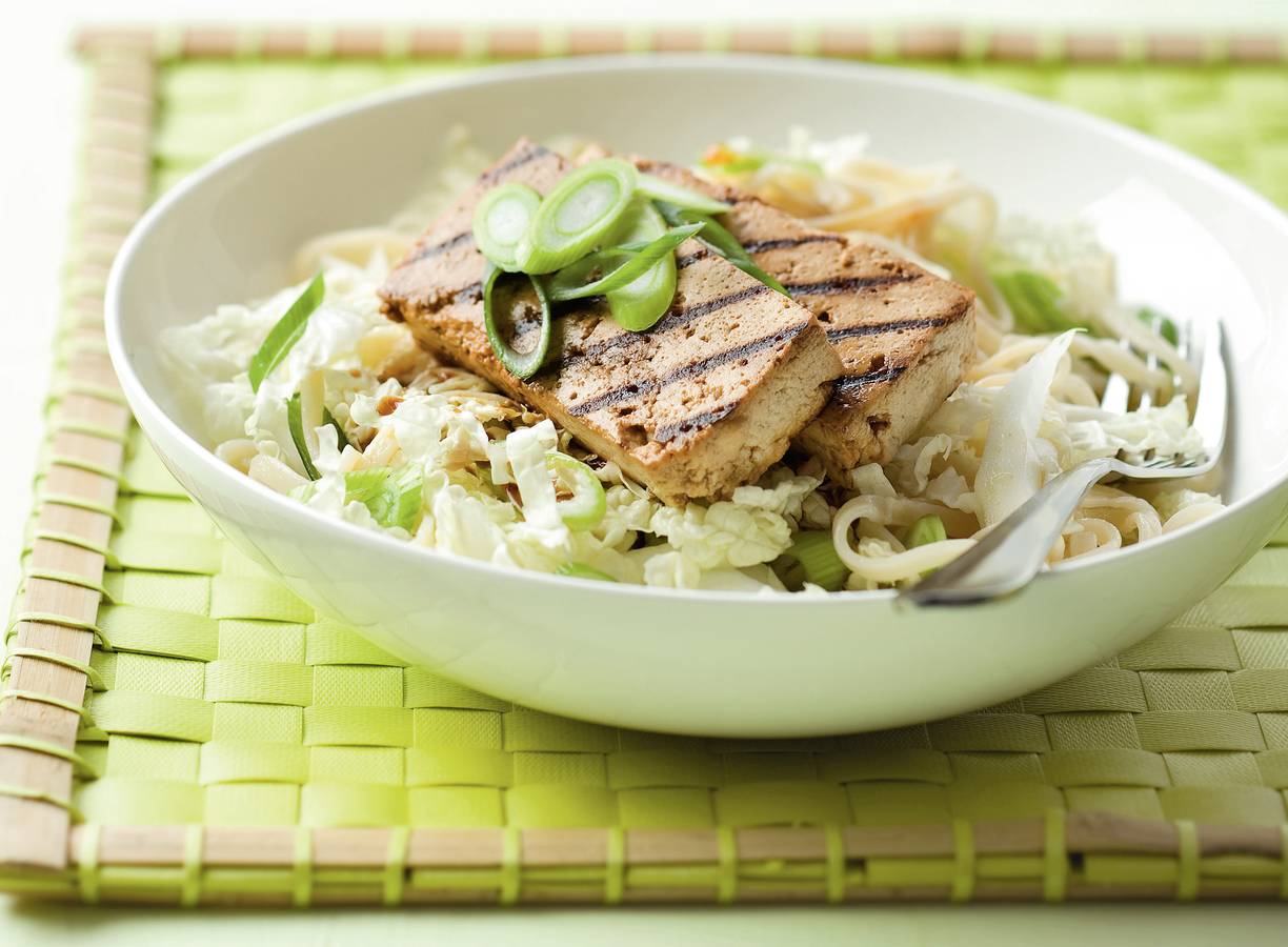 Gegrilde tofu met miesalade