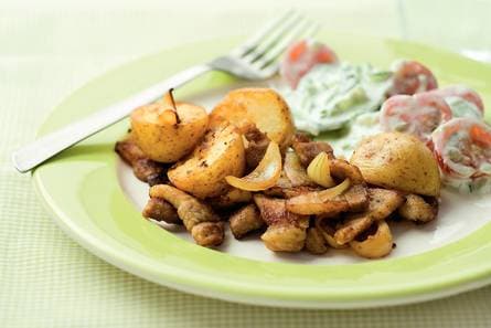 Gebakken speklapjes met komkommersalade