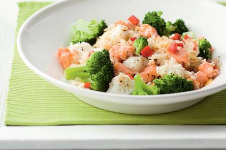 Gebakken rijst met gerookte zalm en broccoli
