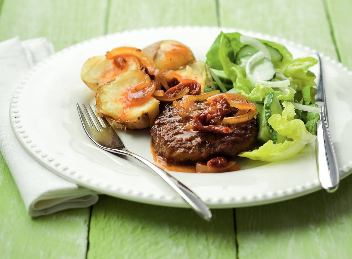 Hamburgers met tomatenjus en Pommes Gourmandine
