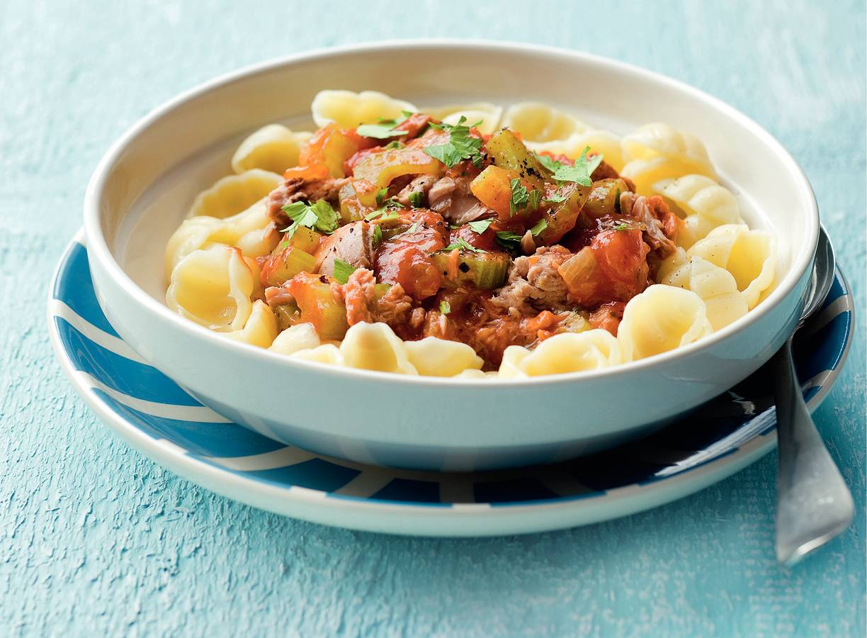 Schelpjes met bleekselderij-tonijnsaus