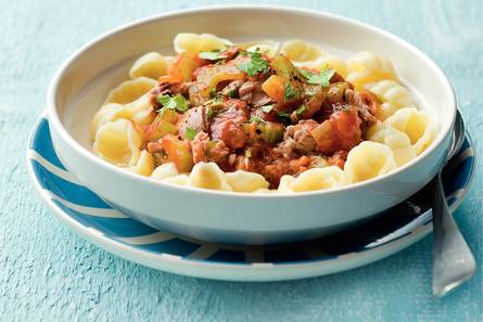 Schelpjes met bleekselderij-tonijnsaus