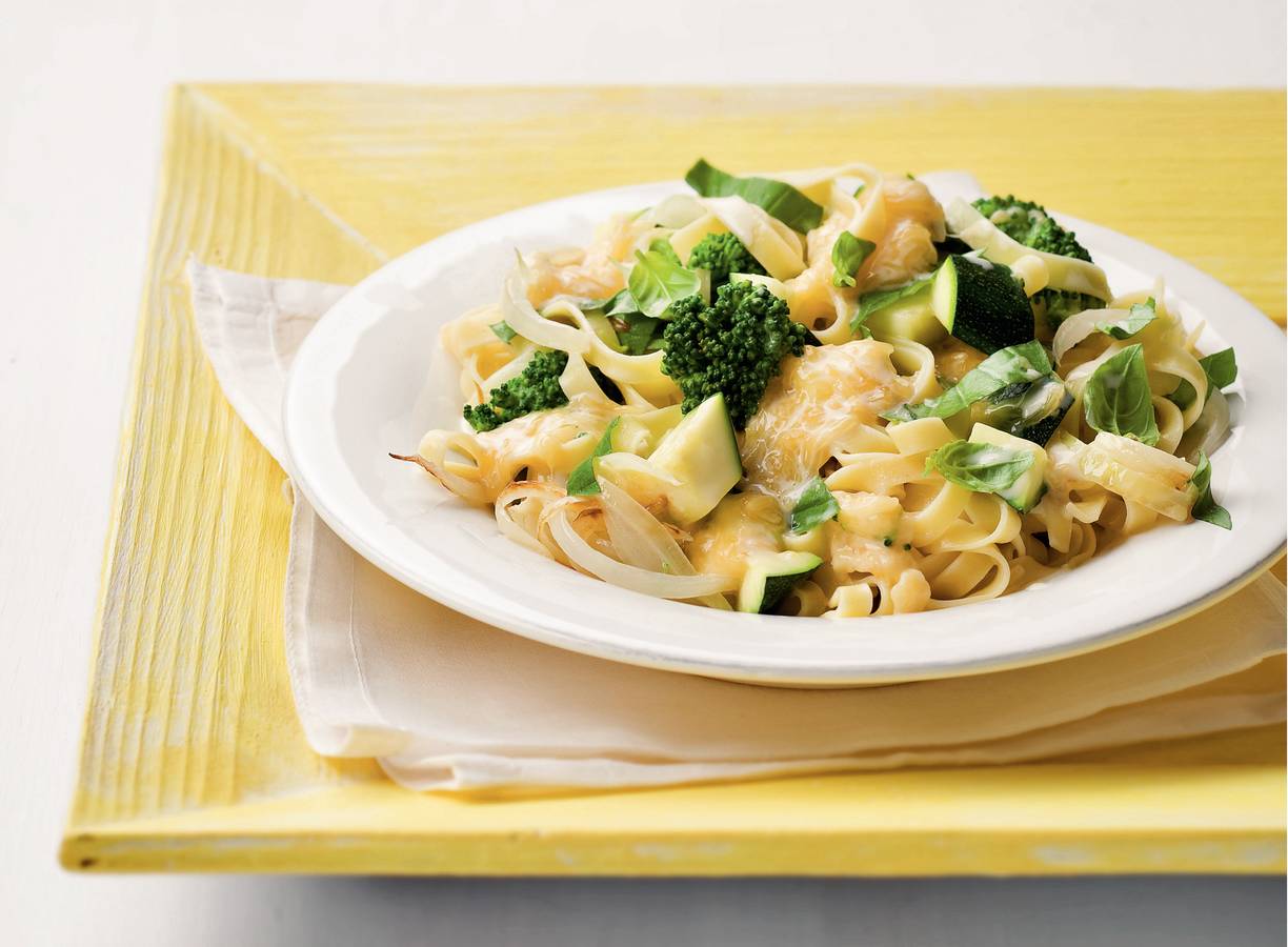 Tagliatelle met groene groenten en kaas