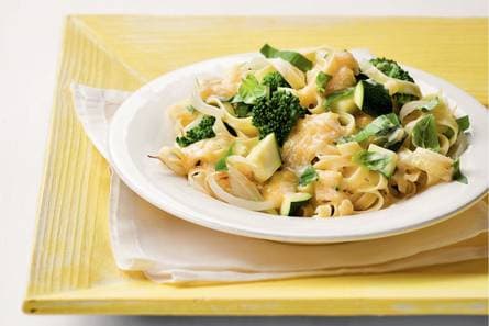 Tagliatelle met groene groenten en kaas