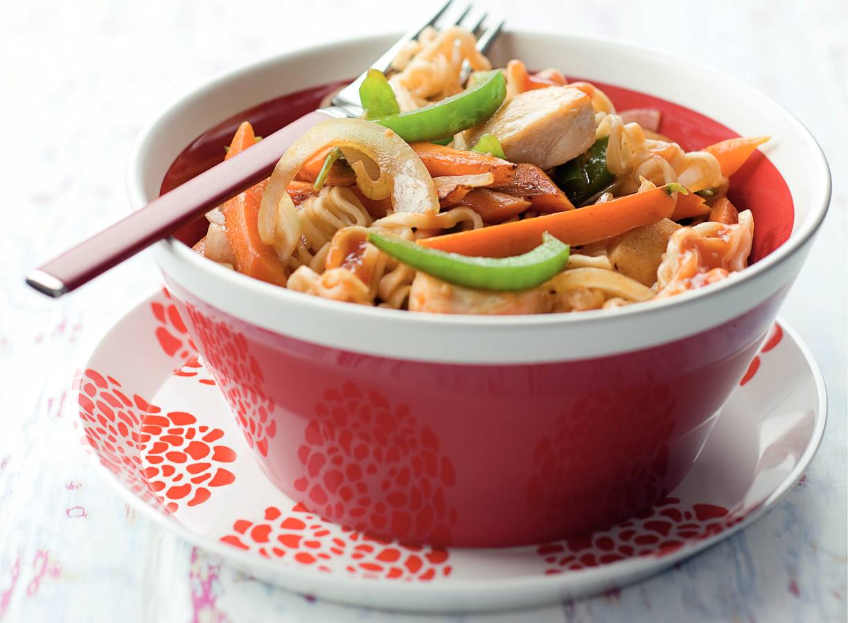 Wortels en kip in oosterse tomatensaus met mie