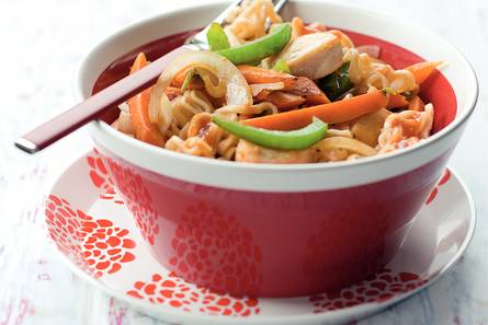 Wortels en kip in oosterse tomatensaus met mie