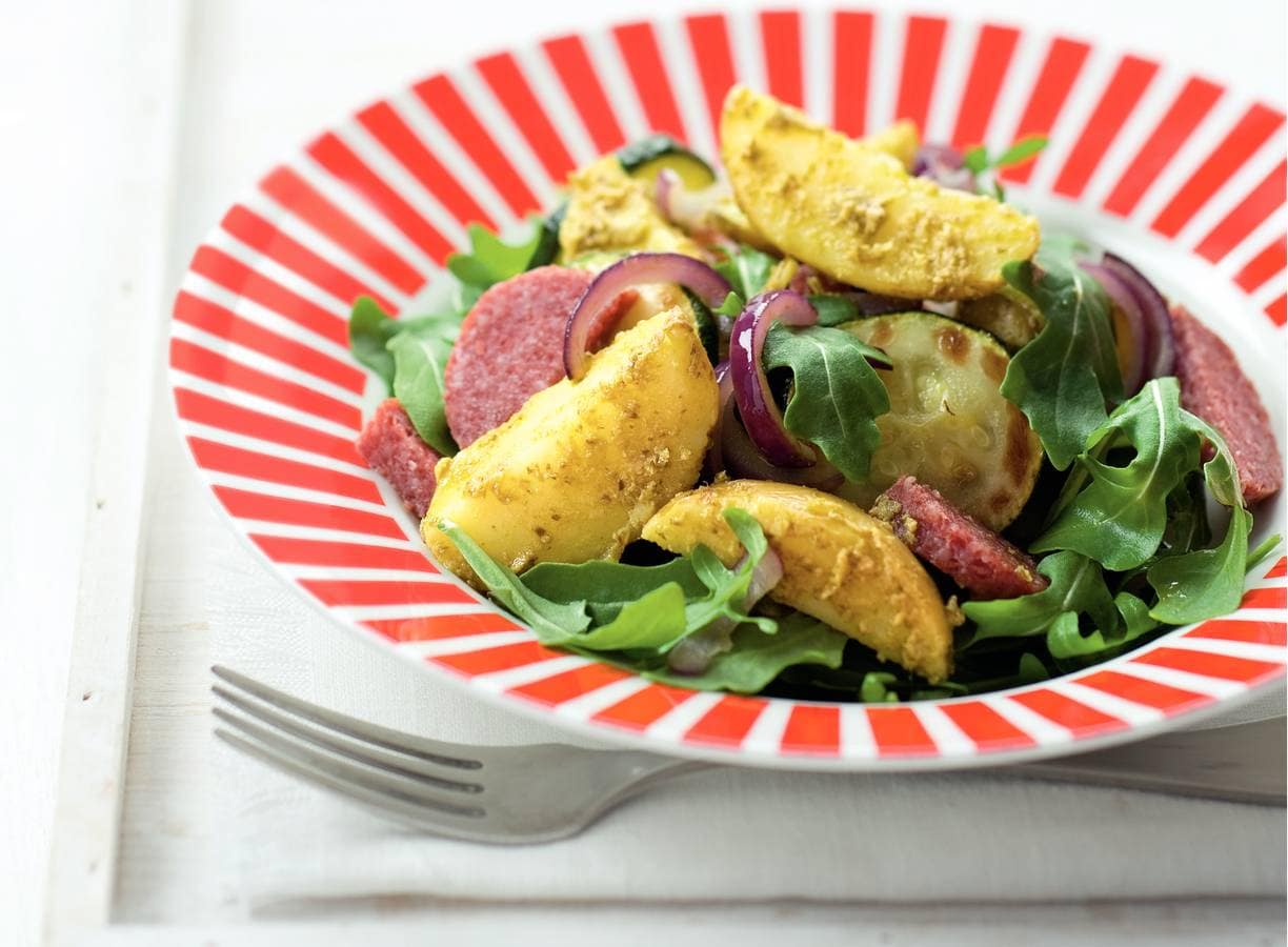 Aardappelsalade met pesto en salami