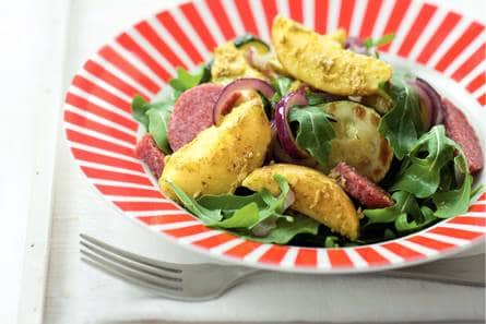 Aardappelsalade met pesto en salami