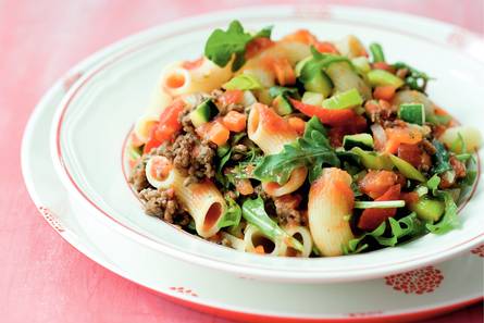 Macaroni met groente-gehaktsaus