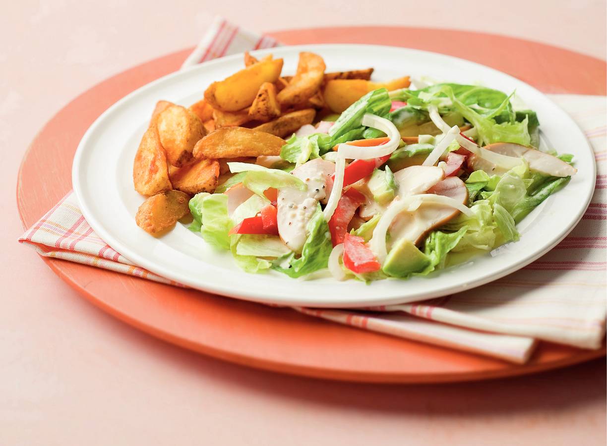Salade met gerookte kip en aardappelpartjes