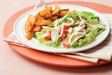 Salade met gerookte kip en aardappelpartjes