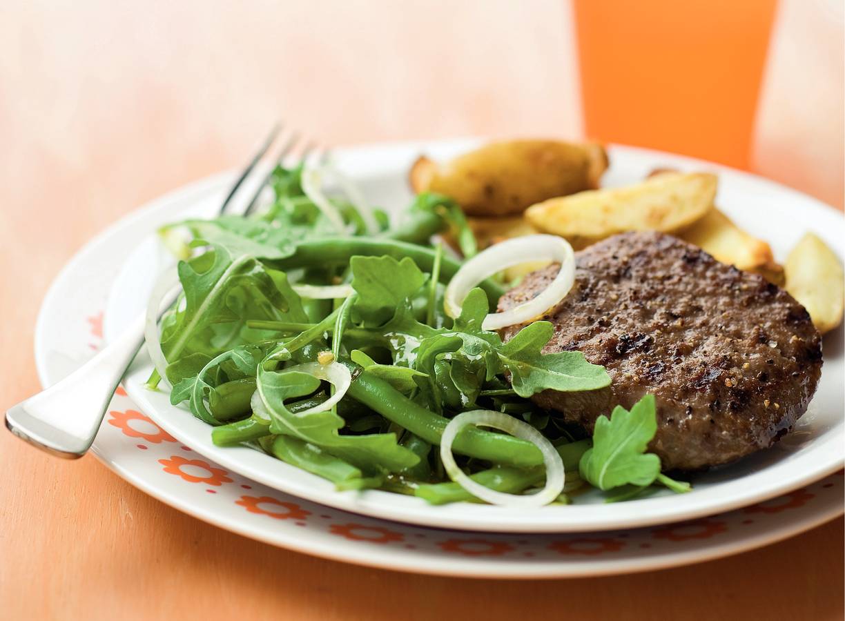 Hamburger met rucola-bonensalade