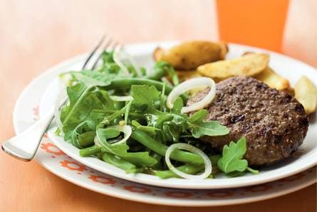 Hamburger met rucola-bonensalade