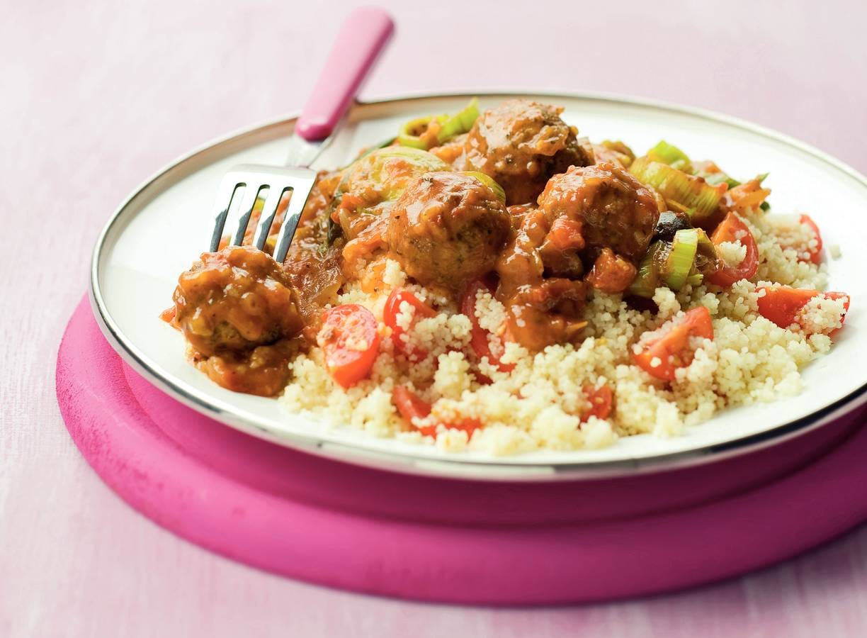 Couscous met falafel in kruidige saus