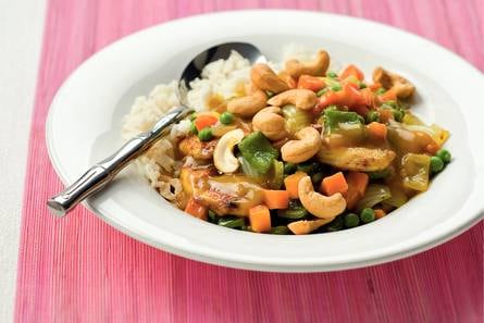 Kerriekip met rijst en cashewnoten