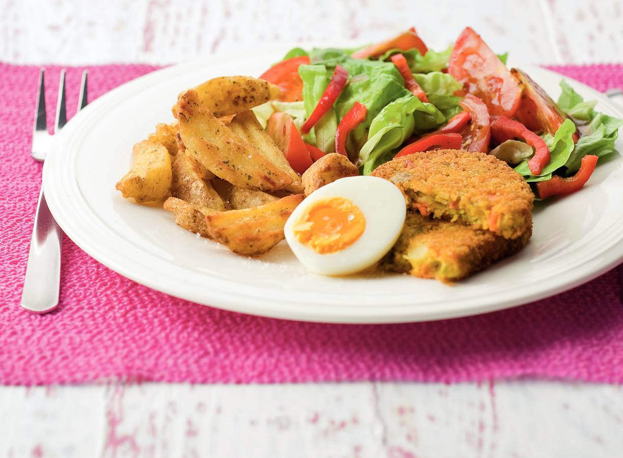 Groenteschijf met sla en kruidige aardappelpartjes