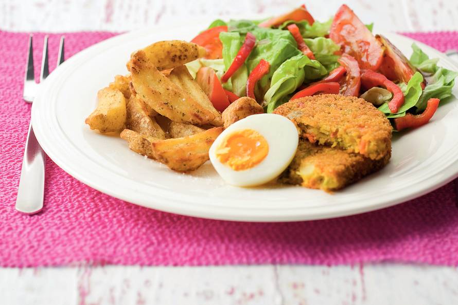 Groenteschijf met sla en kruidige aardappelpartjes