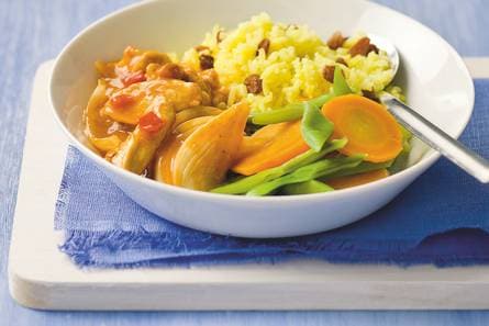 Milde kipcurry met gele rozijnenrijst