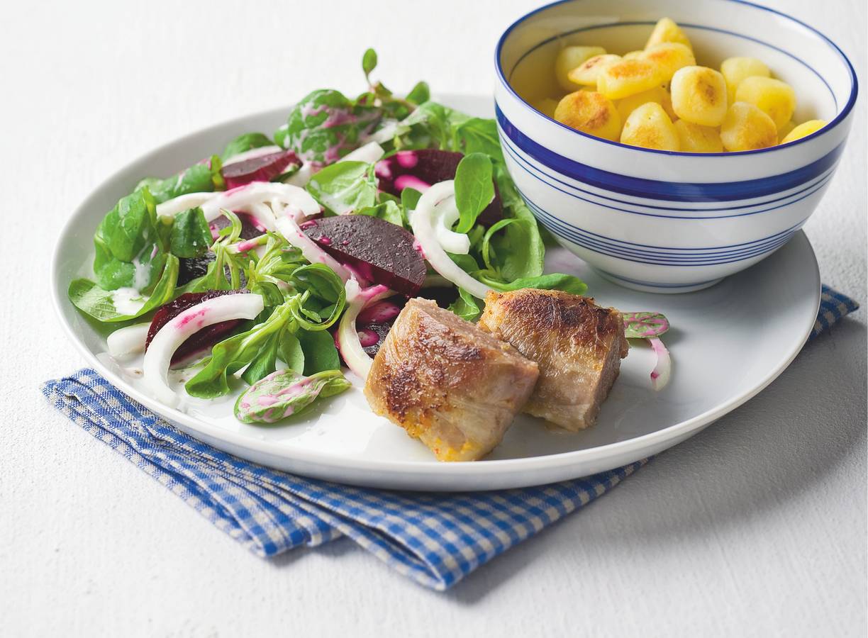 Slaburger met bietensalade en krieltjes