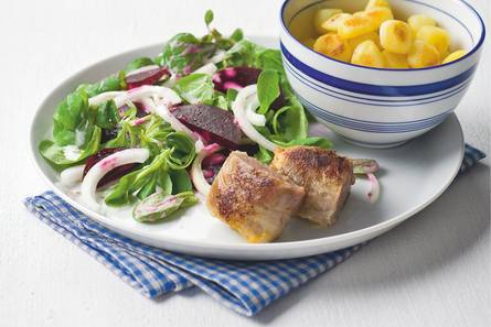 Slaburger met bietensalade en krieltjes