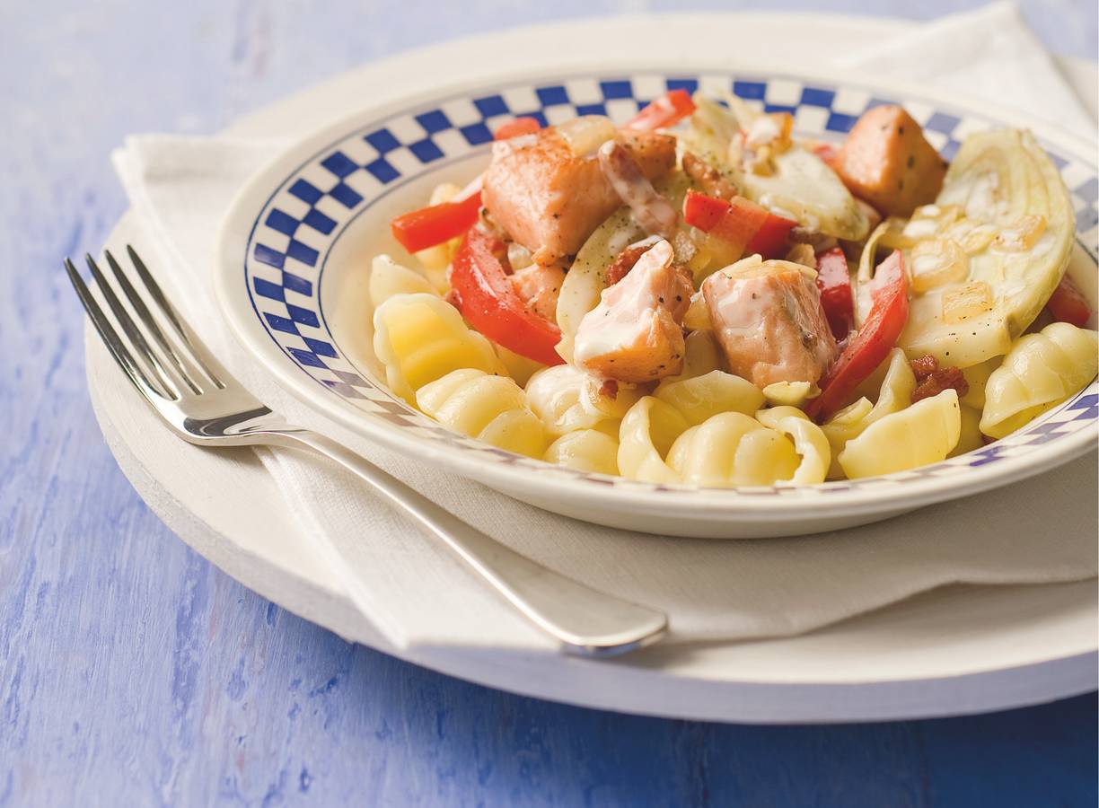 Pastaschelpjes met venkel en zalm