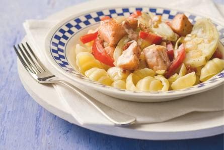Pastaschelpjes met venkel en zalm