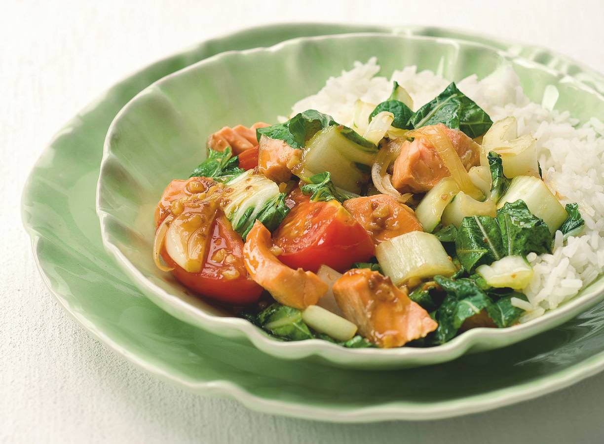 Thaise wokschotel met paksoi en zalm