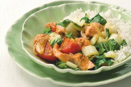 Thaise wokschotel met paksoi en zalm