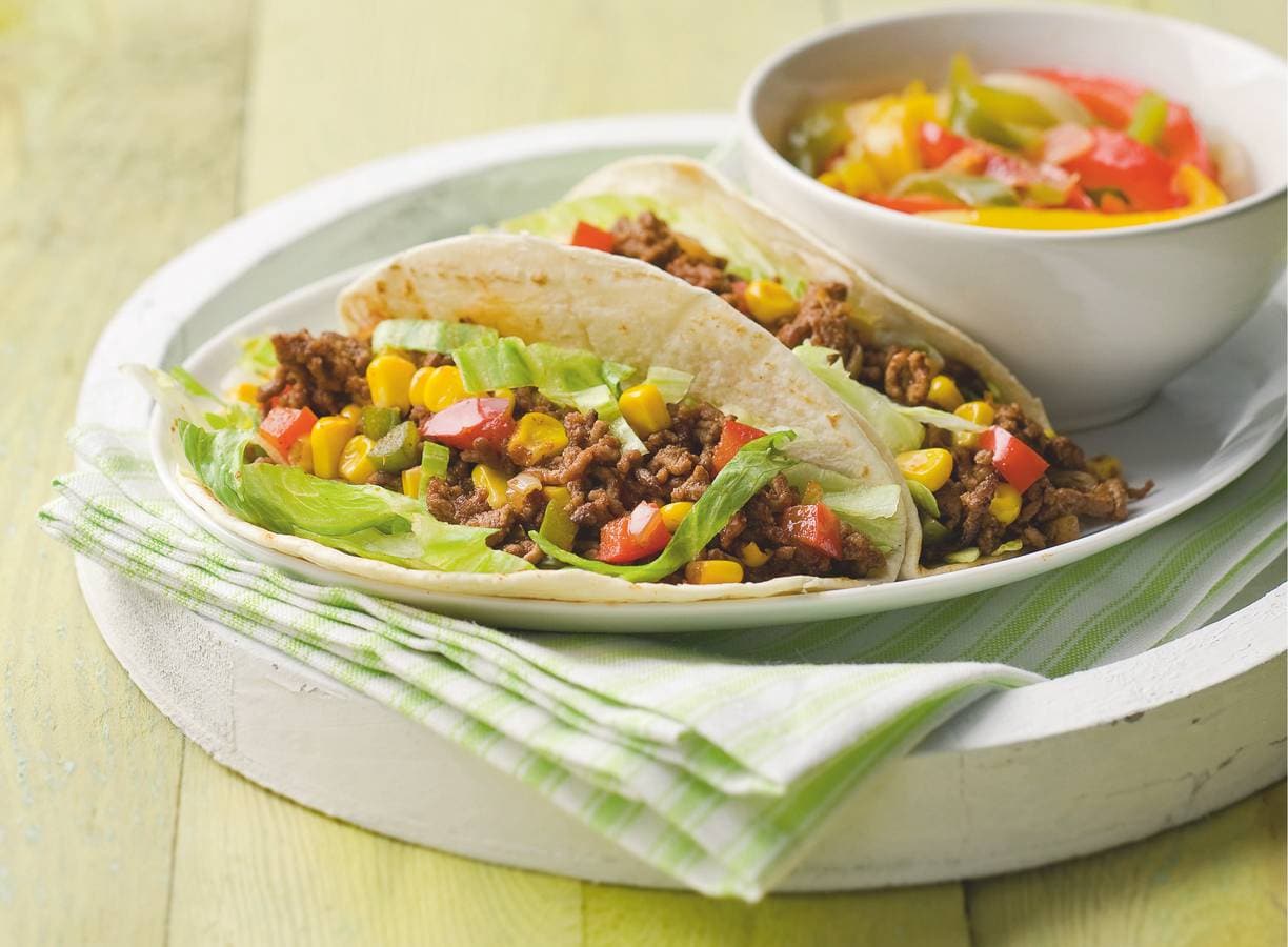 Zachte taco's met maisgehakt en paprika