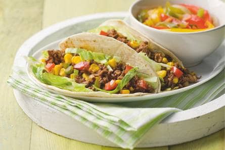 Zachte taco's met maisgehakt en paprika