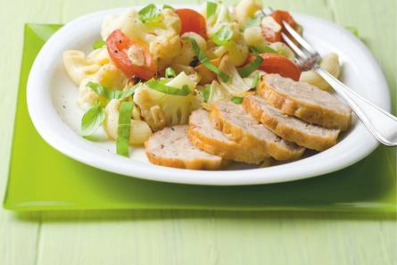Kiprollade met groentemacaroni