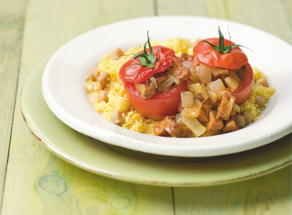 Couscous met kikkererwten en gevulde tomaten