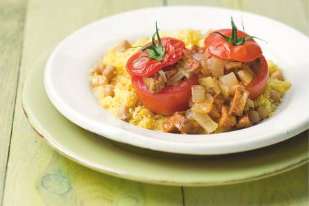 Couscous met kikkererwten en gevulde tomaten