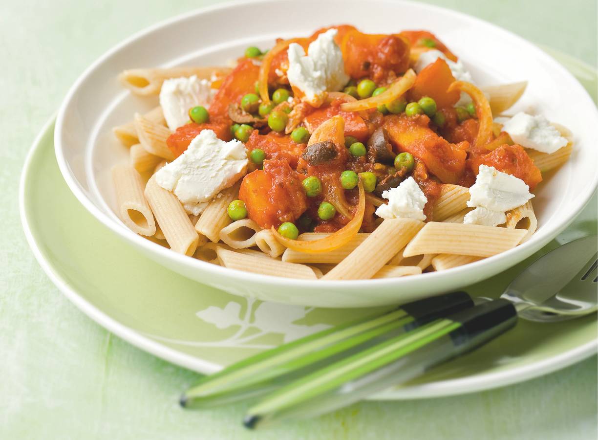 Pasta met kruidige pompoensaus en geitenkaas