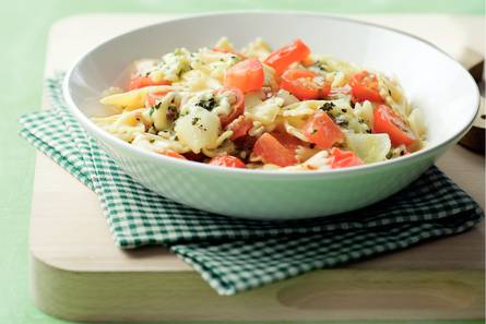 Vegetarische macaroni met kruidige tomatensaus