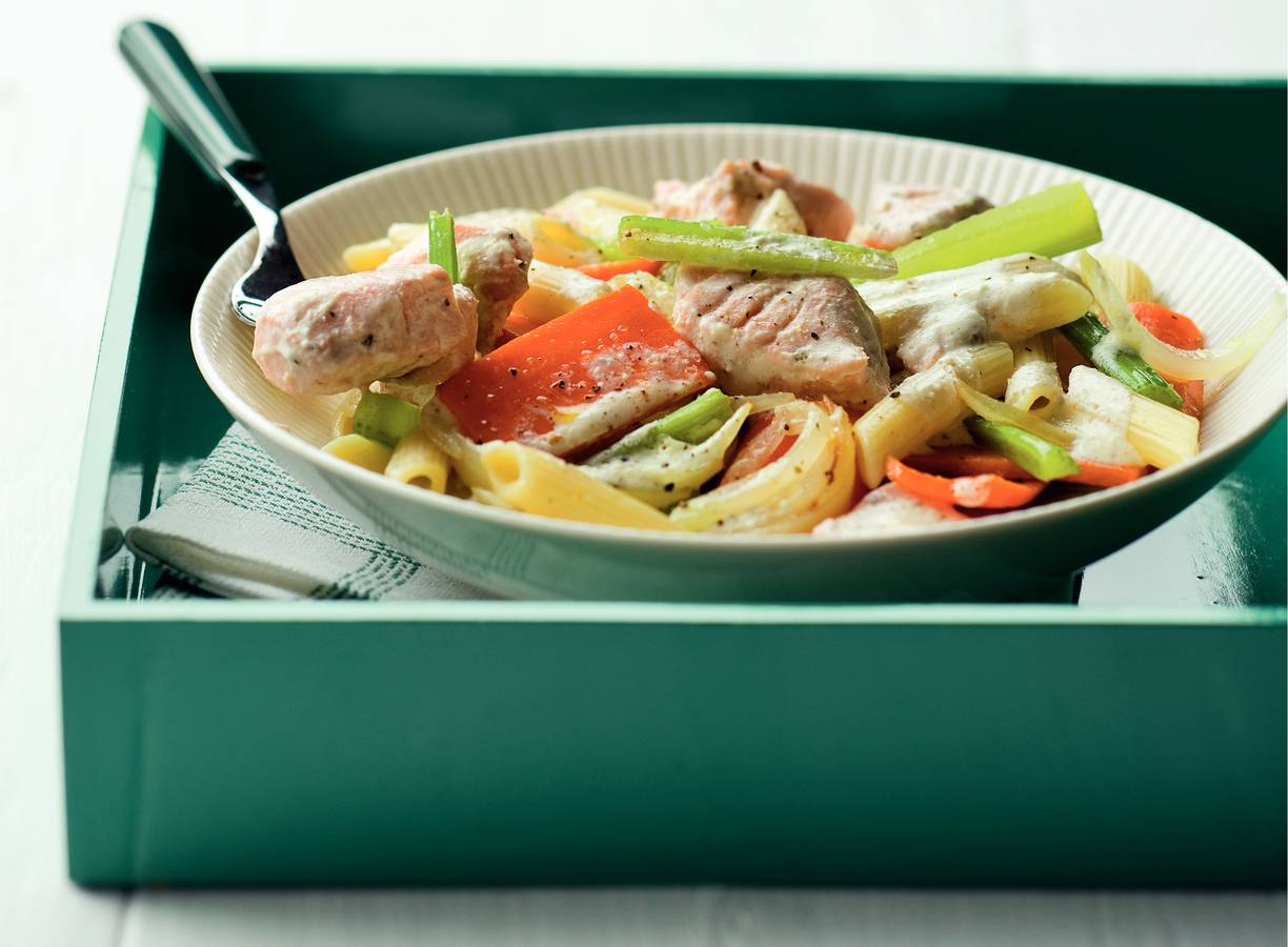 Penne met zalm, bleekselderij en roomkaas