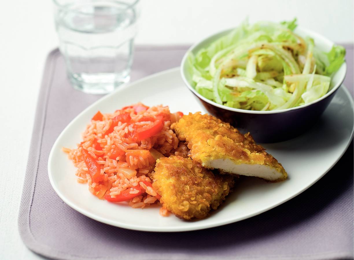 Krokante kipschnitzels met tomaten-paprikarijst