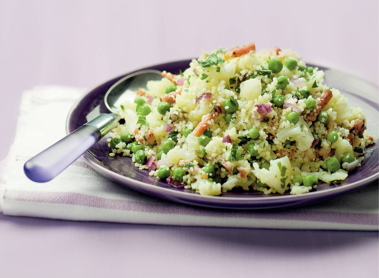 Couscous met bloemkool, tuinerwten en spekjes