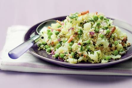 Couscous met bloemkool, tuinerwten en spekjes