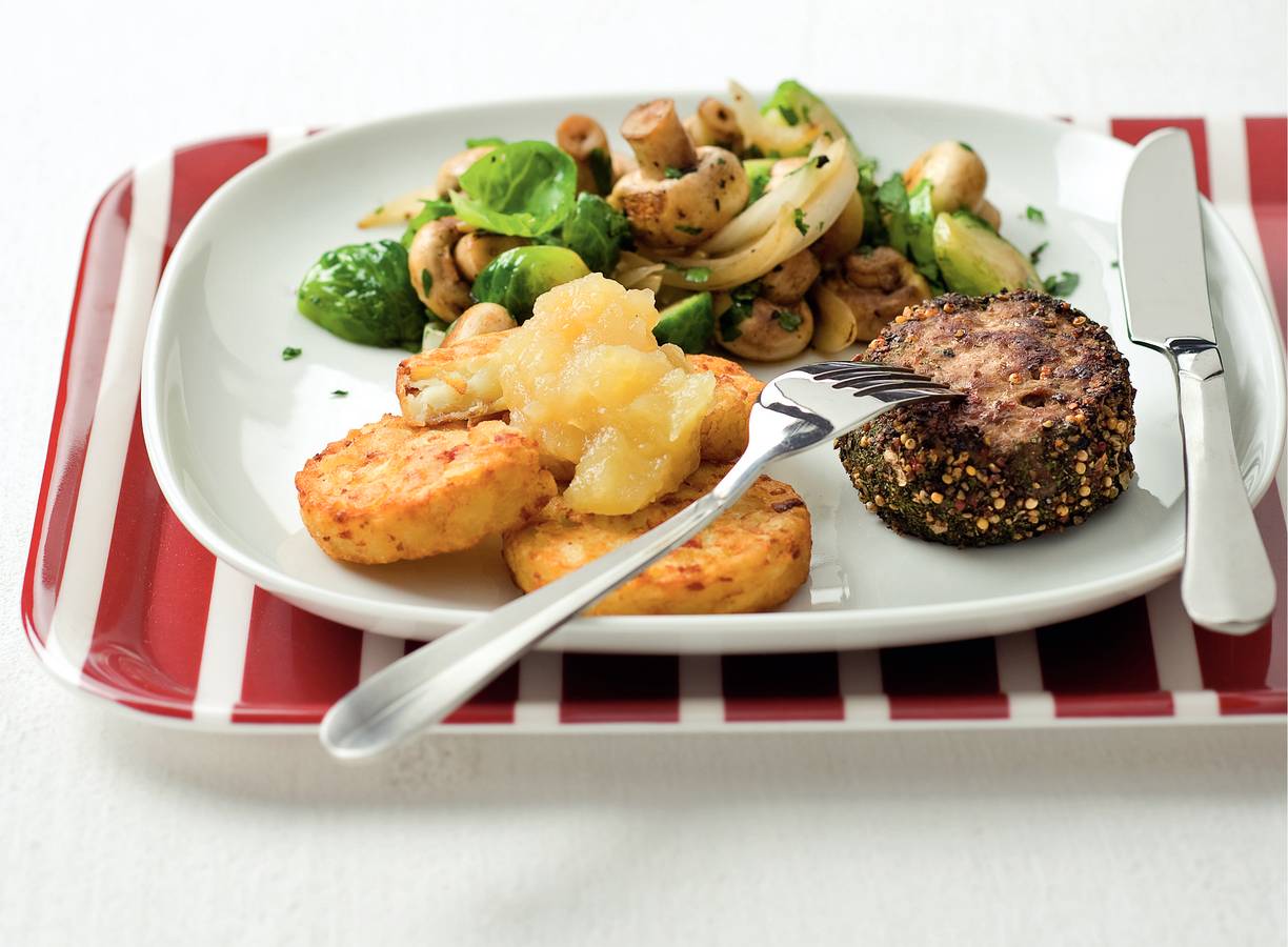 Pepersteaks met röstiko's en appelcompote