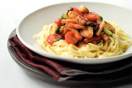 Tagliatelle met gerookte kip in groentesaus