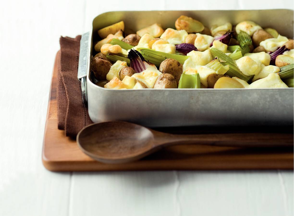 Aardappel-bleekselderijschotel met Port Salut