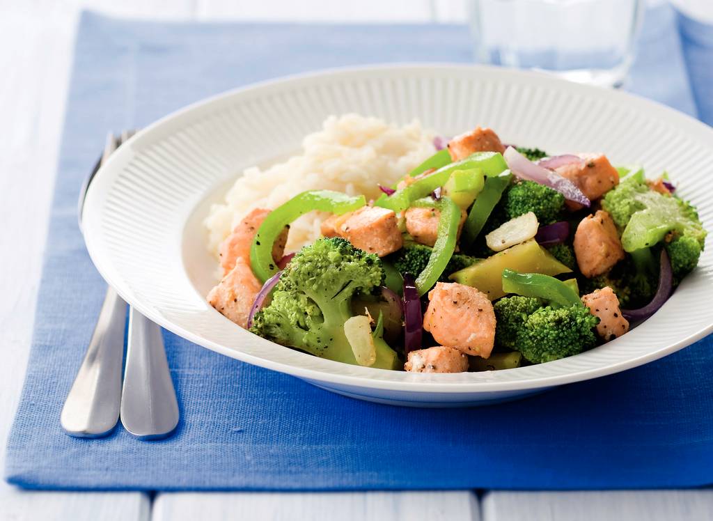Zalm en broccoli uit de wok