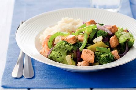 Zalm en broccoli uit de wok