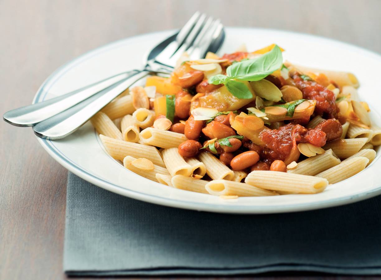 Bonenschotel met pasta en amandelen