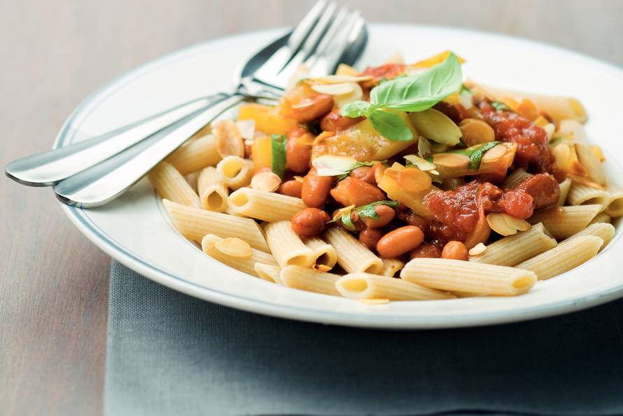 Bonenschotel met pasta en amandelen